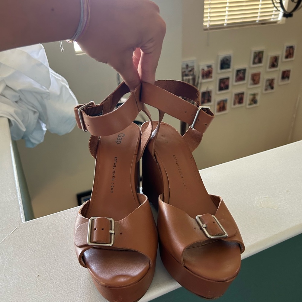 GAP Tan Platform Sandals with Adjustable Buckle Vintage